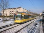 Hier nochmals eine Straenbahn an der Haltestelle Oberreut Zentrum, diesmal aufgenommen am 29.01.2005. Ein hauchdnner Schleier von Schnee berzieht die Szene.