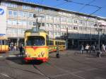 Hier nochmals eine der letzten alten Straenbahnen, die auf der Linie 5 zwischen Rintheim und dem Rheinhafen eingesetzt werden. Der Wagen 215 gehrt zu der letzten Gruppe dieses Fahrzeugtyps, die 1978 von den Verkehrsbetrieben Karlsruhe beschafft wurde. Das Bild entstand am 05.02.2005 und zeigt die Bahn auf dem Gleisdreieck am Marktplatz.