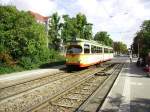 Wagen 214 der VBK ist am 10.09.2011, in Karlsruhe am Durlacher Tor als Linie 5E, aufgrund von Bauarbeiten in Richtung Hauptbahnhof unterwegs.