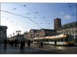 Unterm Spinnennetz -    Niederflurstraßenbahn am Karlsruher Marktplatz, irgendwie elegant, die spinnennetzartige Oberleitung.