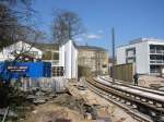 Zur Zeit befindet sich der Bau der sogenannten Nordstadtbahn in der Endphase, Erffnung soll Ende Mai 2006 sein. Diese neue Straenbahnstrecke soll die Karlsruher Stadtteile Nordstadt und Neureut-Heide an das Karlsruher Straen- und Stadtbahnnetz anbinden. Diese Aufnahme stammt vom 07.04.2006 und zeigt die Stelle, an der ein einzelnes Haus abgerissen werden musste. Der Bau dieser Strecke war und ist nicht unumstritten; in der lokalen Presse wurden wahre Leserbriefschlachten Pro und Contra ausgefochten.