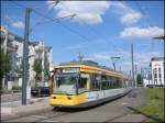 Niederflur-Triebwagen 321 steht am 07.06.2006 abfahrbereit als Linie 1 an der Haltestelle Badeniaplatz, nun in Richtung Durlach.