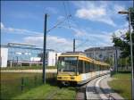 Niederflur-Triebwagen 321 hat am 07.06.2006 aus Richtung Durlach kommend die Endhaltestelle mit Wendeschleife der Linie 1 im Karlsruher Stadtteil Oberreut erreicht. 