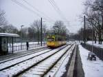 Am 19.01.2013 hat Tw 211 soeben die in Schnee gehllte Haltestelle Karlsruhe Khler Krug erreicht und wird kurz darauf seine Fahrt als  5er  nach Rintheim fortsetzen.