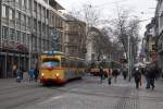 Triebwagen 203 der VBK biegt am Marktplatz Richtung Ettlinger Tor ab.