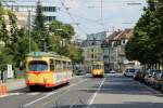 Links TW 214 nach Rheinhafen, rechts TW 210 auf dem Weg zum Marktplatz in der Gartenstraße bei der Haltestelle Karlsruhe Weinbrennerplatz. Eine leichte Verspätung des machte diesen Schuss so möglich. Aufgenommen am 25.07.2014.