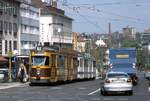 Von 1997 bis 1999 waren die Wagen 313 und 308 als Doppelzug fest gekuppelt vorwiegend im Verstärkerverkehr im Einsatz (Kassel, Am Stern, August 1997).