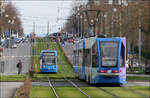 Geradlinig gewellt -     Blick von der Haltestelle Murhardstraße/Universität in der Wilhelmshöher Allee nach Osten mit Bombardier 8NGTW 614 + Beiwagen 508 auf der Linie 3 und 8NGTW 613