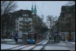 Haltestelle Bebelplatz mit zeitgemem Niederflurwagen.