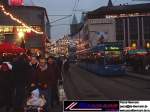 Straenbahnen verschiedener Baureihen im Getmmel des Weihnachtsmarktes am Kasseler Knigsplatz.