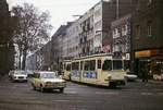 Auf der KVB-Linie 2 fährt ein Großraumwagendoppel mit dem vorderen Tw 1378 im Dezember 1974 von Sülz nach Ostheim