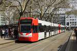 Ein KVB-Niederflurwagendoppel, vorne Tw 4540, trifft am 06.04.2019 am Neumarkt ein