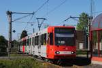 Ein vom Tw.2215 geführtes Tandem der Linie 18 bei der Einfahrt in die Haltestelle Hürth - Hermülheim.