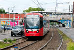 Die Linie 13 der KVB mit der Wagennummer 51107 auf dem Weg nach Sülzgürtel.