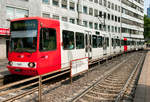 Die Linie 18 der KVB mit der Wagennummer 2203 auf dem Weg nach Klettenberg.