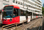 Die Linie 18 der KVB mit der Wagennummer 5117 auf dem Weg nach Schwardorf.