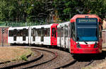 Die Linie 3 der KVB mit der Wagennummer 5137 auf dem Weg zum Görlinger Zentrum.