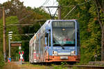 Die KVB Linie mit der Wagennummer 4020 auf dem Weg nach Königsforst.