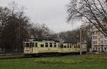 Mit dem Nikolaus an Bord ist der 108 Jahre alte Finchen-Zug der KVB, bestehend aus den Triebwagen 1285 und 1286 mit dem mittigen Beiwagen 1257, am 01.12.2019 am Aachener Weiher unterwegs.