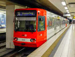 Stadtbahn Köln Zug 2231 als Linie 16 nach Wesseling in der Station Dom/Hbf, 18.04.2020.