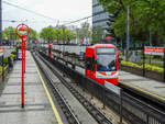 Stadtbahn Köln Zug 4504 als Linie 1 nach Weiden West in der Station Deutzer Freiheit, 18.04.2020.