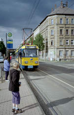 Leipzig LVB SL 1 (Tw T4D-M1 (LVB-Typ 33c) mit einem Bw der Serie 901-938 (NB4, LVB-Typ 68)) Mockauer Straße (Hst.