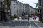 Durch Leipzigs Straßen -    Eine XXL-Tram im Peterssteinweg an der Haltestelle Münzgasse im Zentrum Süd.