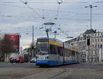 Zwei Leoliner Wagen auf der Linie 3E nach Sommerfeld erreichen die Haltestelle Goerdelerring.