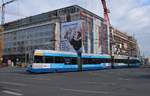 Leipzig, Leoliner-Traktion erreicht die Haltestelle Augustusplatz.