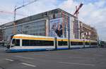 Leipzig, Bombardier NGT12-LEI #1207 erreicht die Haltestelle Augustusplatz.