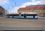 NGTW6 (Leoliner), Wagen 1339 und 13??, der Leipziger Verkehrsbetriebe (LVB) als Linie 11E von Schkeuditz, Rathausplatz, nach Leipzig-Dölitz, Straßenbahnhof, erreichen die Haltestelle