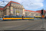 Tatra T4D-M, Wagen 2115 und 2066, mit Beiwagen NB4 der Leipziger Verkehrsbetriebe (LVB) als Linie 1 von Leipzig-Mockau, Post, nach Leipzig-Lausen verlassen die Haltestelle Hauptbahnhof.