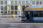 Halt an der Leipziger Oper -

Eine Straßenbahn der Leipziger Verkerhsbetriebe (LVB) an der Haltestelle Augustusplatz mit dem Opernbrunnen und der Oper im Hintergrund.

27.08.2017 (M)