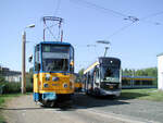 Wachablösung in der Schleife Leipzig Schönefeld Volbedingstraße am 08.09.2005: Während die Beschilderung von T6A2 1003 der Leipziger Verkehrsbetriebe für die Rückfahrt nach Lausen umgestellt wird, wird auf dem Nachbargleis der neue NGT12 1201 dem Publikum vorgestellt. 