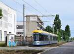 Alte DDR Architektur trifft auf Moderne Formen des Solaris Tramino NGT 10 Tw 1008 in der Diezmannstraße in Leipzig.

Leipzig 09.08.2021