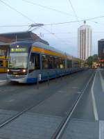 Wagen 1203 an einem Samstag in der Abenddmmerung auf der Linie 15 vor dem Leipziger Hauptbahnhof.