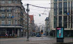 In Hauptbahnhofnähe -     Blick vom Leipziger Willy-Brandt-Platz in die in diesem Abschnitt für Autos gesperrte Weingartenstraße in der die Straßenbahnlinien 1, 3 und 8 verkehren.