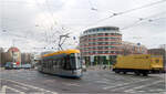 Am Leipziger Westplatz -     Wiederum NGT10 XL-Wagen 1055 auf der Linie 1, die den Westplatz im Zuge der Käthe-Kollwitz-Straße quert.