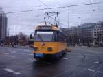 Am Leipziger Hbf kommt am 12.02.2005 eine ltere Straenbahn an.