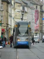 Leipzig-Lindenau, Georg-Schwarz-Straße: der sechsachsige Niederflurtriebwagen  Leoliner  NGT6WL - Betriebsnummer 1317 - als Linie 7 in Richtung Böhlitz-Ehrenberg am 11.04.2014