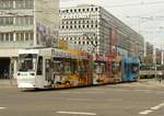 20.06.2008, Magdeburg. In der Ernst-Reuter-Allee herrscht ein reger Straßenbahnverkehr. Niederflurtriebwagen 1343, NGT 8D