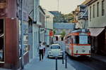 Im Sommer 1986 fährt der Westwaggon-Tw 225 der Mainzer Straßenbahn als Linie 11 die Gaustraße hinauf nach Hechtsheim, dieses Streckenstück wurde 2004 zweigleisig ausgebaut.