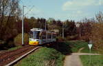 Zwischen den Haltestellen Gemarkungsgrenze und Königsborn ist Tw 203 der Mainzer Straßenbahn im April 1999 unterwegs