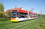 Straßenbahn Mainz / Mainzelbahn: Stadler Rail Variobahn der MVG Mainz - Wagen 221, aufgenommen im April 2018 in Mainz-Bretzenheim.