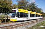 Straßenbahn Mainz / Mainzelbahn: Stadler Rail Variobahn der MVG Mainz - Wagen 233, aufgenommen Anfang Oktober 2018 bei der Bergfahrt zwischen Mainz-Lerchenberg und Mainz-Marienborn.