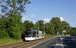 Am Abend des 15.6.2019 verlässt Variobahn 232 der Mainzer Mobilität die Haltestelle Gonsbachgärten auf der Fahrt nach Hechtsheim.