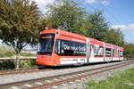 Straßenbahn Mainz / Mainzelbahn: Stadler Rail Variobahn der MVG Mainz - Wagen 221, aufgenommen im September 2019 bei der Bergfahrt zwischen Mainz-Lerchenberg und Mainz-Marienborn.