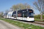 Straßenbahn Mainz / Mainzelbahn: Stadler Rail Variobahn der MVG Mainz - Wagen 232, aufgenommen im April 2020 bei der Talfahrt zwischen Mainz-Lerchenberg und Mainz-Marienborn.