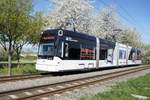 Straßenbahn Mainz / Mainzelbahn: Stadler Rail Variobahn der MVG Mainz - Wagen 230, aufgenommen im April 2020 bei der Bergfahrt zwischen Mainz-Lerchenberg und Mainz-Marienborn.