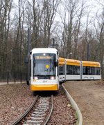 MVG Stadler Variobahn Wagen 234 am 17.12.16 in Mainz Lerchenberg von einen Gehweg aus fotografiert an einen Bahnübergang